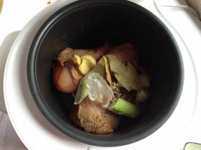 加入香料、冰糖、盐、料酒