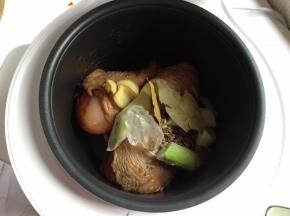 加入香料、冰糖、盐、料酒