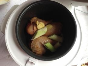 第二天取出恢复室温，放入电饭煲内胆，加入葱段、姜片