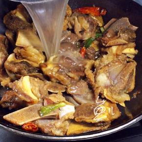 倒入高压锅中的老汤