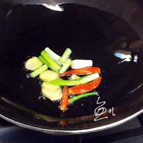 油锅烧热，放入葱姜红辣椒爆香