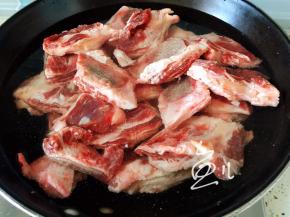 牛翅排凉水下锅，焯水去血沫