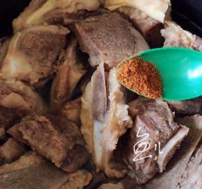 放入五香粉，压10分钟