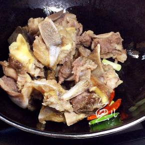 放入熟牛翅排翻炒片刻