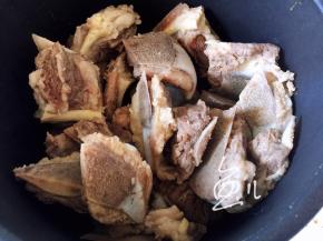 焯水后的牛翅排洗净沥干水分