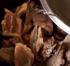 牛翅排放入高压锅中添水