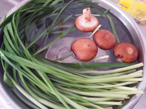 首先把韭菜摘洗干净，香菇去掉根部，也一并冲洗干净。