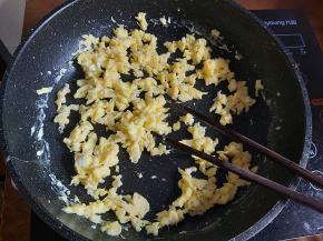 准备一个不粘锅，淋上一点植物油，待油热后慢慢倒入蛋液，同时用筷子不停搅打，让鸡蛋液慢慢变成鸡蛋碎，当蛋液全部凝固后关火冷却备用。