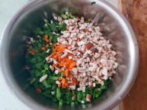 韭菜、胡萝卜、香菇全部切碎放入盆内。