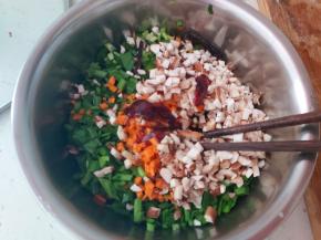 准备个小锅，倒入植物油，加入花椒、葱、姜炒香，然后捞出花椒等，待油温降低后倒入馅料内，再倒入一勺蚝油。