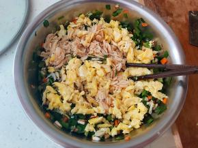 虾皮洗净沥水后跟鸡蛋碎一起倒入盆内。