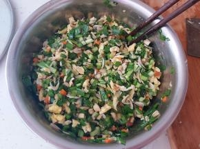 再次搅拌均匀，我们的馅料就准备好了。