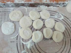 面粉跟水直接和趁一块面团，松弛十分钟以后分成小剂子。