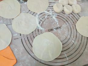 然后擀成圆形。