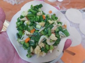包上满满的馅料。