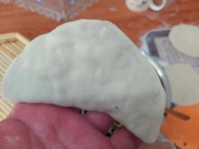 对折，捏紧，记得挤出内部的空气。