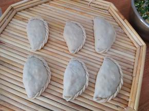 然后一下叠上一下的捏出花边。