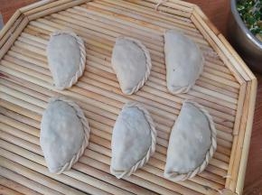 然后一下叠上一下的捏出花边。