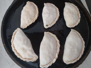 电饼铛加热，淋上少许植物油，把韭菜盒子轻轻放入煎。