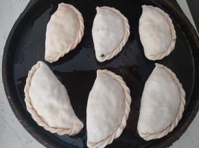 电饼铛加热，淋上少许植物油，把韭菜盒子轻轻放入煎。