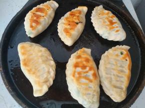 煎几分钟后，翻面继续煎，两面都是金黄色后，基本就是熟透了。