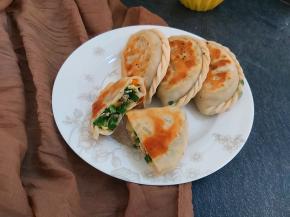 自己包的馅料比较足，两面都煎至金黄色后，竖起来轻轻的煎一下底部，然后装盘，我们的香菇韭菜盒子就可以开吃了。