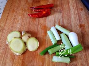 大葱切段，生姜切片