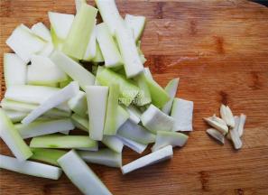 首先蒲瓜去皮，切小段，蒜瓣去皮切片备用。