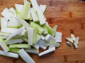 首先蒲瓜去皮，切小段，蒜瓣去皮切片备用。