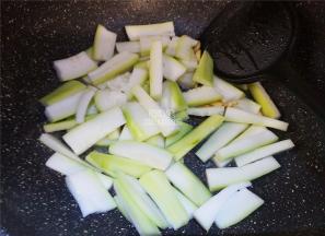 接着把蒲瓜段倒入锅中翻炒下，炒制变软。