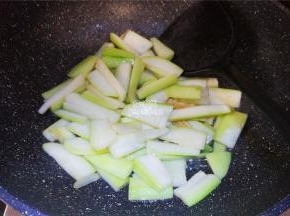 再撒入点盐调味，均匀翻炒下。