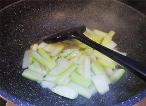 最后倒入一点清水，大火煮沸后，关火焖上2分钟即可。