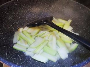 最后倒入一点清水，大火煮沸后，关火焖上2分钟即可。