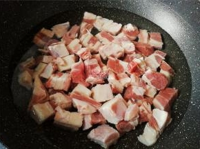 把牛腩洗净切小块，冷水下锅煮出杂质和血沫，捞出冲洗干净沥干，