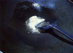 首先番茄都洗净切小块，蒜瓣去皮切片，热锅冷油，升温后放入蒜片爆香。