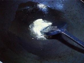 首先番茄都洗净切小块，蒜瓣去皮切片，热锅冷油，升温后放入蒜片爆香。