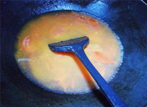 糊状的番茄汁水都出来了，撒入盐和生抽调味，再倒入适量的清水，开大火煮沸。