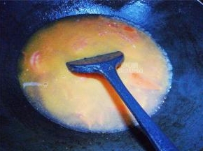 糊状的番茄汁水都出来了，撒入盐和生抽调味，再倒入适量的清水，开大火煮沸。