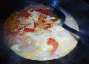 最后番茄汤沸腾后，鸡蛋磕入碗中搅拌开，圆圈式的倒入锅中凝结，慢慢用锅铲推开，撒入少许葱花即可。