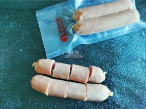 首先把香肠解冻，用厨房纸吸干水分，切四小份。