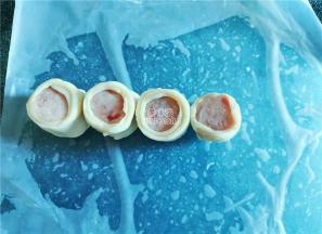 把香肠裹上手抓饼长条，尾部收下。