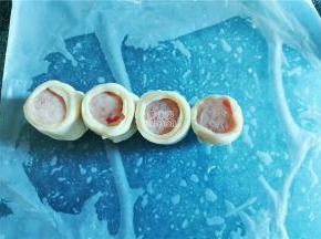 把香肠裹上手抓饼长条，尾部收下。