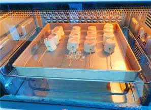 烤箱170度预热，放入中层，烤制18分钟即可。