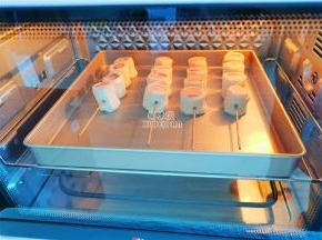 烤箱170度预热，放入中层，烤制18分钟即可。