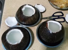 椰子回来后洗干净用剪刀开口