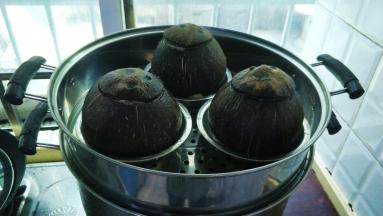 锅里加足够的水，放上椰子炖1.5小时即可