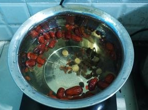 煲里水开后放入红枣枸杞桂圆先煲十分钟