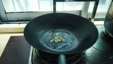 其间另起一锅煸香姜丝