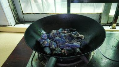 倒入沥干水分的乌鸡炒至鸡肉紧致