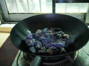 倒入沥干水分的乌鸡炒至鸡肉紧致